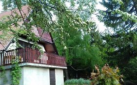 Holiday House Nature